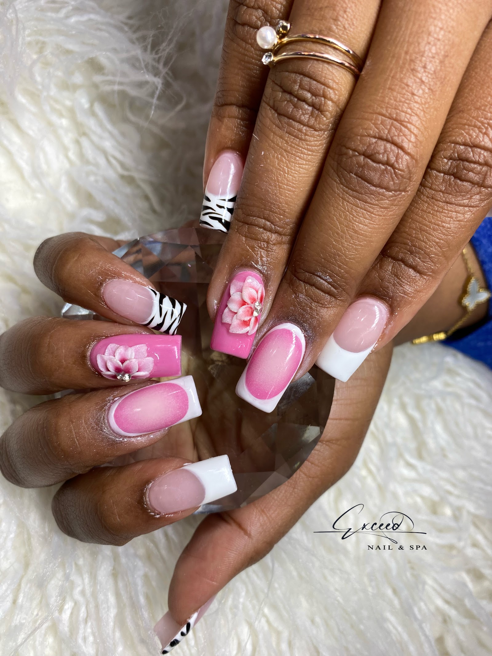 Exceed nail & spa logo